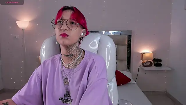 Snapshot of ravengreen_ chatting on 02/04/25, 11:27 ravengreen online show from 02/04/25, 11:27