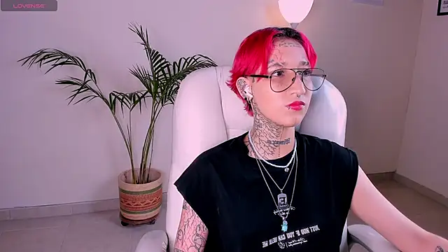 Snapshot of ravengreen_ chatting on 02/06/25, 02:22 ravengreen online show from 02/06/25, 02:22