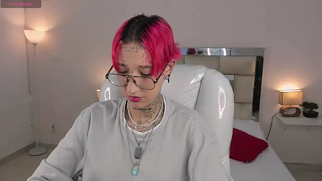 Snapshot of ravengreen_ chatting on 02/08/25, 09:46 ravengreen online show from 02/08/25, 09:46