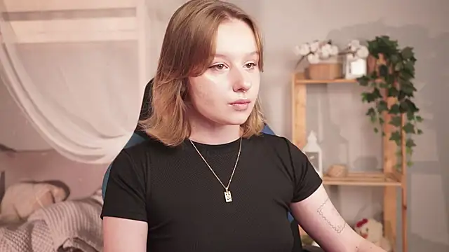 Snapshot of AdeleLoomis chatting on 09/15/25, 05:02 AdeleLoomis online show from 09/15/25, 05:02