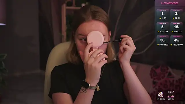 Snapshot of AdeleLoomis chatting on 10/04/25, 02:20 AdeleLoomis online show from 10/04/25, 02:20