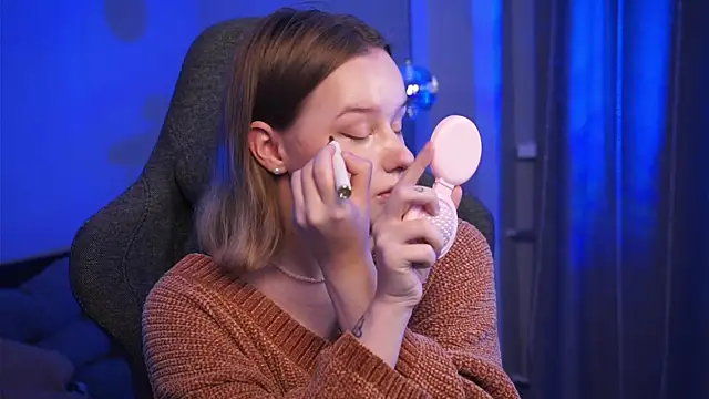 Snapshot of AdeleLoomis chatting on 10/19/25, 02:23 AdeleLoomis online show from 10/19/25, 02:23