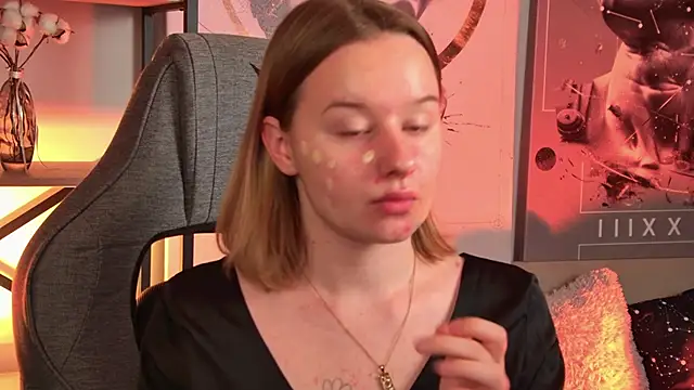 Snapshot of AdeleLoomis chatting on 10/25/25, 02:19 AdeleLoomis online show from 10/25/25, 02:19