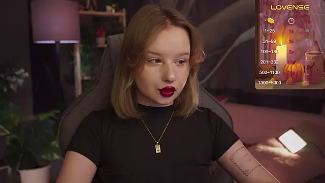 Snapshot of AdeleLoomis chatting on 11/08/25, 02:12 AdeleLoomis online show from 11/08/25, 02:12