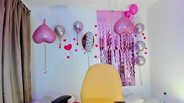 Snapshot of Maia_W10 chatting on 02/13/25, 12:32 Maia W10 online show from 02/13/25, 12:32