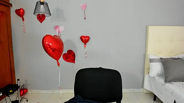 Snapshot of Maia_W10 chatting on 02/19/25, 12:22 Maia W10 online show from 02/19/25, 12:22