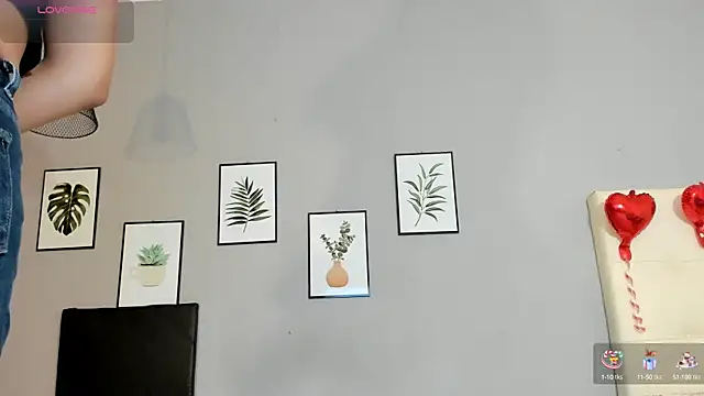 Snapshot of Maia_W10 chatting on 03/22/25, 12:35 Maia W10 online show from 03/22/25, 12:35