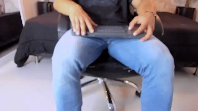 Snapshot of Regan__ chatting on 09/27/25, 07:30 Regan online show from 09/27/25, 07:30