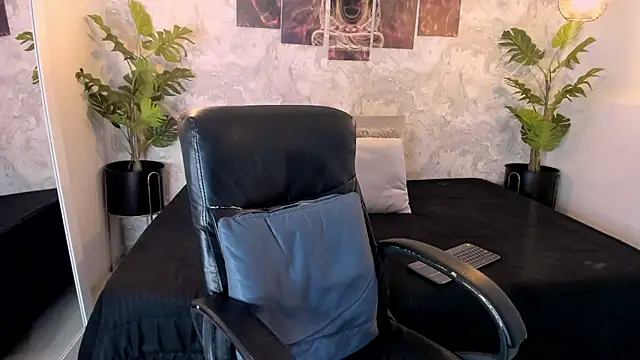 Snapshot of Regan__ chatting on 10/02/25, 07:37 Regan online show from 10/02/25, 07:37