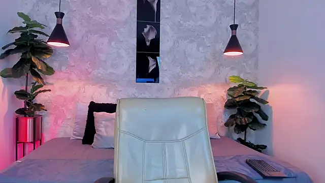 Snapshot of Regan__ chatting on 10/14/25, 03:40 Regan online show from 10/14/25, 03:40