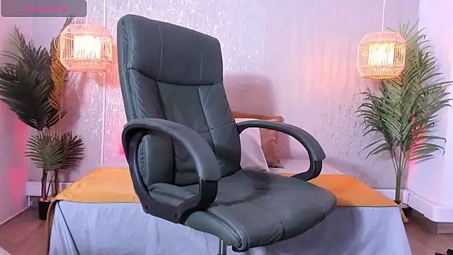 Snapshot of Regan__ chatting on 10/20/25, 03:07 Regan online show from 10/20/25, 03:07