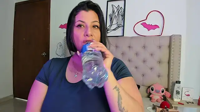 Snapshot of AngeleRoux chatting on 10/15/25, 02:28 AngeleRoux online show from 10/15/25, 02:28