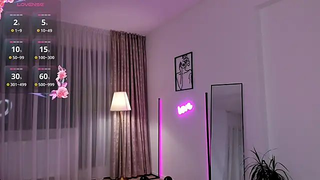 JuicyyPeach  online show from 03/04/25, 12:07