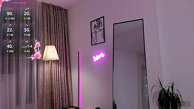 JuicyyPeach  online show from 03/12/25, 12:20
