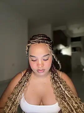 Snapshot of Lucy_wilson5 chatting on 10/31/25, 12:22 Lucy wilson5 online show from 10/31/25, 12:22