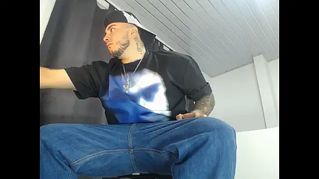 Snapshot of Dexter-T chatting on 09/30/25, 06:07 Dexter-T online show from 09/30/25, 06:07