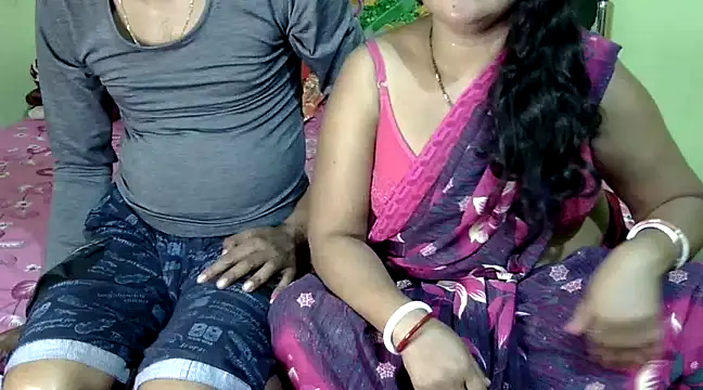 Snapshot of Couple_For_You18 chatting on 02/02/25, 04:43 Couple For You18 online show from 02/02/25, 04:43
