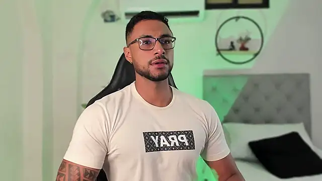 LiamGarcia1 online show from 12/05/24, 11:49