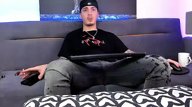 Snapshot of uptomatty chatting on 12/20/24, 01:03 uptomatty online show from 12/20/24, 01:03