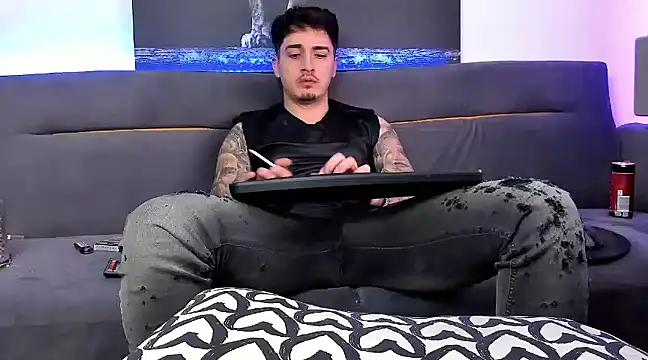 Snapshot of uptomatty chatting on 12/21/24, 08:28 uptomatty online show from 12/21/24, 08:28