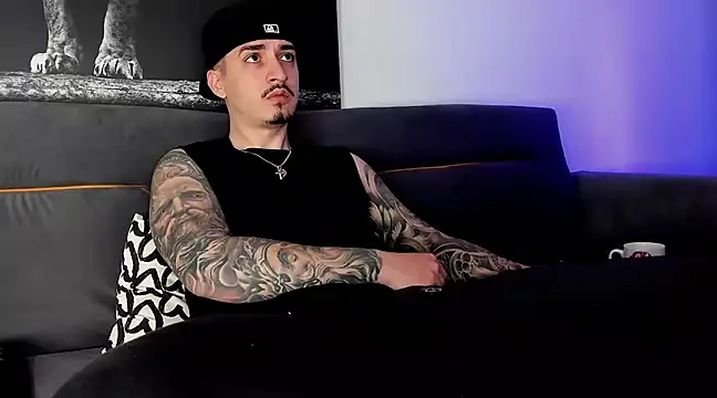 Snapshot of uptomatty chatting on 03/23/25, 07:53 uptomatty online show from 03/23/25, 07:53