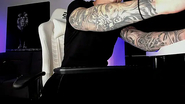 Snapshot of uptomatty chatting on 10/30/25, 07:21 uptomatty online show from 10/30/25, 07:21