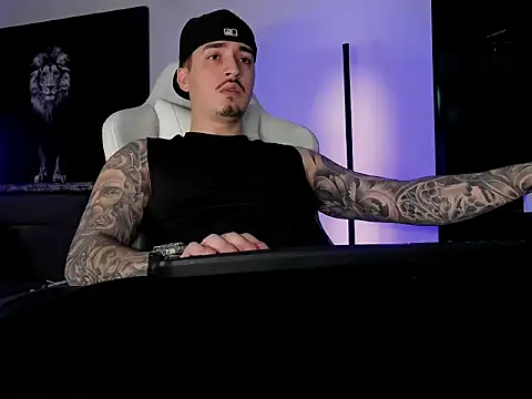 Snapshot of uptomatty chatting on 11/03/25, 09:32 uptomatty online show from 11/03/25, 09:32