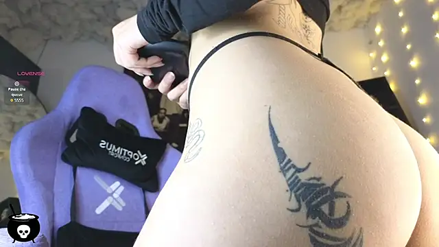 Snapshot of Melanie_Nyx chatting on 03/06/25, 01:27 Melanie Nyx online show from 03/06/25, 01:27