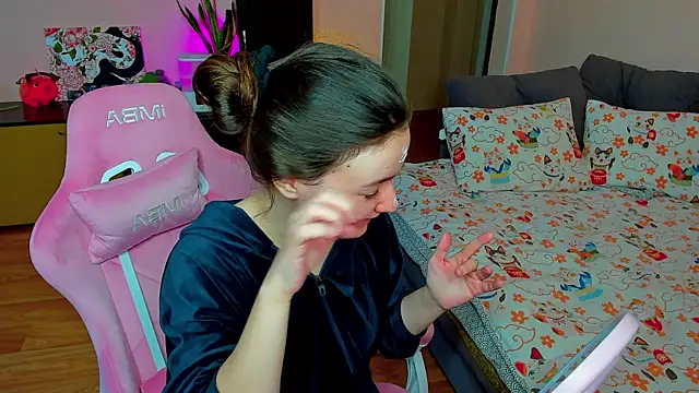 Snapshot of ameli_moon chatting on 12/15/25, 12:20 ameli moon online show from 12/15/25, 12:20