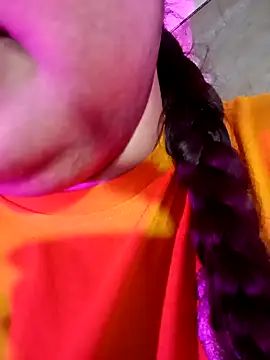 Snapshot of Suhanakhan00 chatting on 05/17/26, 08:01 Suhanakhan00 online show from 05/17/26, 08:01