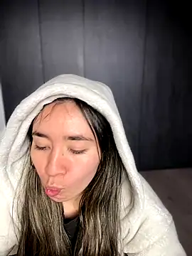 Snapshot of Sophie_LS chatting on 10/15/25, 07:47 Sophie LS online show from 10/15/25, 07:47