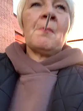 Laura Millf online show from 09/29/25, 01:38