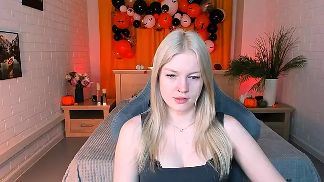 Snapshot of GraceGlamour chatting on 10/21/25, 05:08 GraceGlamour online show from 10/21/25, 05:08
