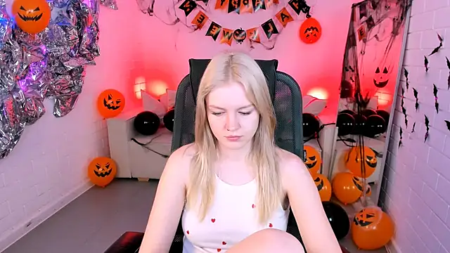 Snapshot of GraceGlamour chatting on 10/23/25, 05:07 GraceGlamour online show from 10/23/25, 05:07