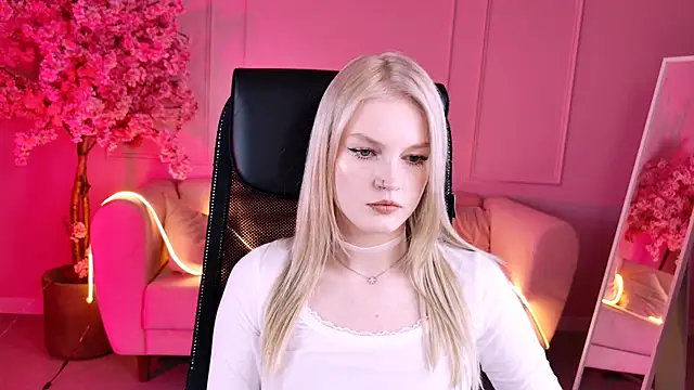 Snapshot of GraceGlamour chatting on 11/12/25, 01:11 GraceGlamour online show from 11/12/25, 01:11