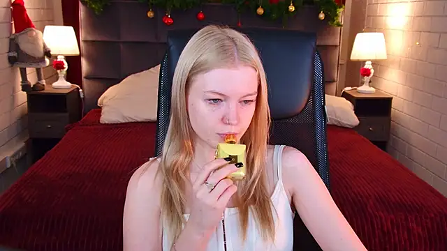 Snapshot of GraceGlamour chatting on 12/19/25, 05:14 GraceGlamour online show from 12/19/25, 05:14