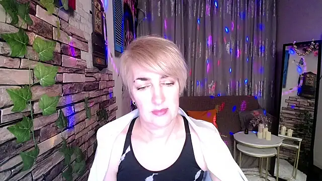 Snapshot of Hot_Girl87 chatting on 12/07/24, 10:17 Hot Girl87 online show from 12/07/24, 10:17