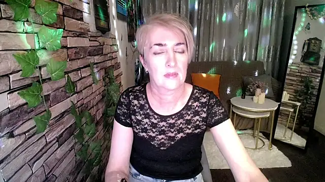 Snapshot of Hot_Girl87 chatting on 12/08/24, 03:56 Hot Girl87 online show from 12/08/24, 03:56