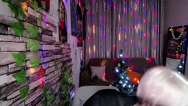 Snapshot of Hot_Girl87 chatting on 12/14/24, 10:28 Hot Girl87 online show from 12/14/24, 10:28