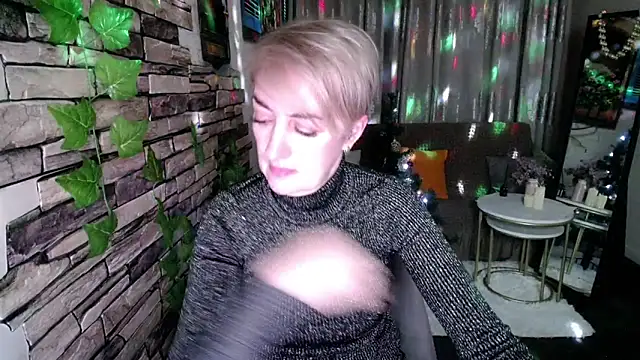 Snapshot of Hot_Girl87 chatting on 12/15/24, 04:15 Hot Girl87 online show from 12/15/24, 04:15