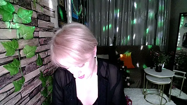 Snapshot of Hot_Girl87 chatting on 12/19/24, 06:23 Hot Girl87 online show from 12/19/24, 06:23