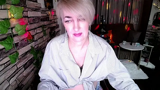 Snapshot of Hot_Girl87 chatting on 12/24/24, 06:17 Hot Girl87 online show from 12/24/24, 06:17