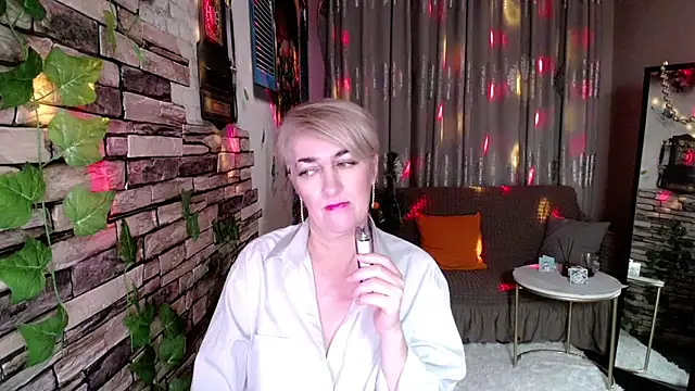 Snapshot of Hot_Girl87 chatting on 12/30/24, 05:02 Hot Girl87 online show from 12/30/24, 05:02