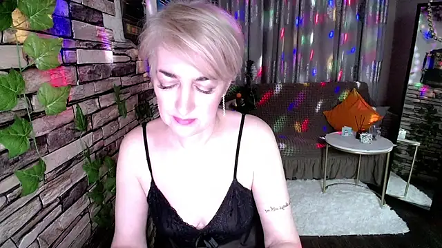 Snapshot of Hot_Girl87 chatting on 12/30/24, 08:04 Hot Girl87 online show from 12/30/24, 08:04