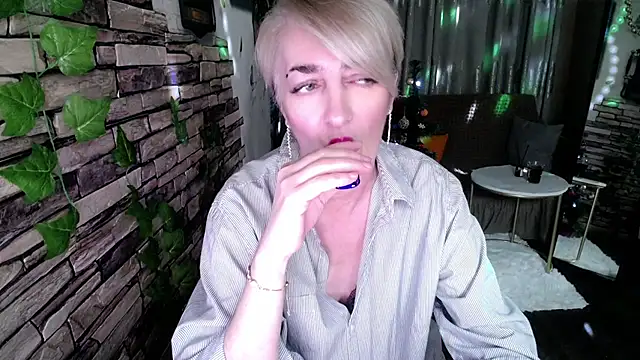 Snapshot of Hot_Girl87 chatting on 01/05/25, 01:58 Hot Girl87 online show from 01/05/25, 01:58