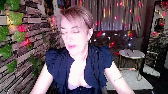 Snapshot of Hot_Girl87 chatting on 01/14/25, 10:44 Hot Girl87 online show from 01/14/25, 10:44