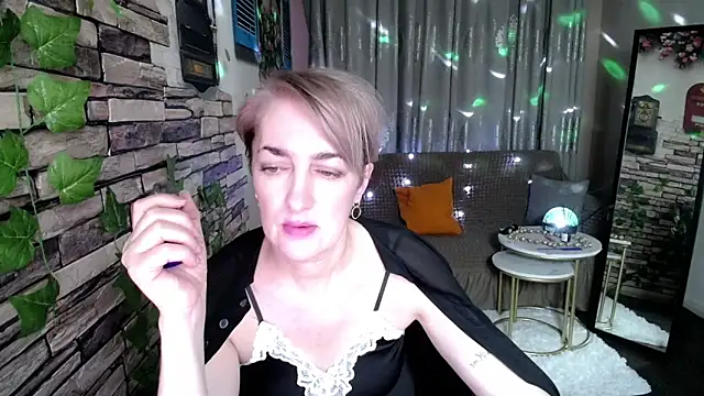 Snapshot of Hot_Girl87 chatting on 01/19/25, 06:21 Hot Girl87 online show from 01/19/25, 06:21