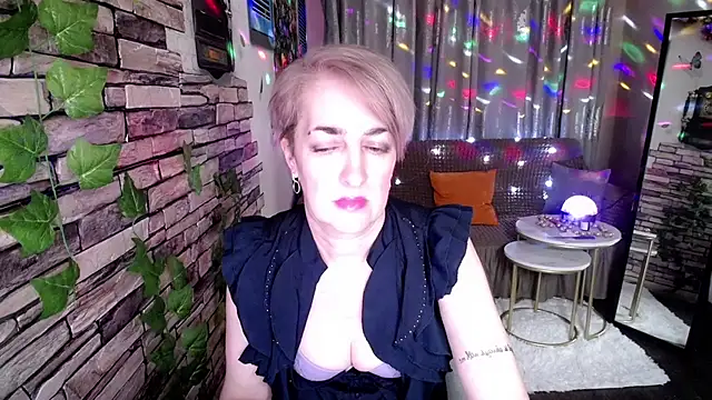 Snapshot of Hot_Girl87 chatting on 01/21/25, 07:17 Hot Girl87 online show from 01/21/25, 07:17