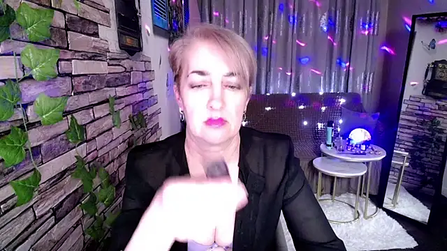 Snapshot of Hot_Girl87 chatting on 01/21/25, 10:19 Hot Girl87 online show from 01/21/25, 10:19