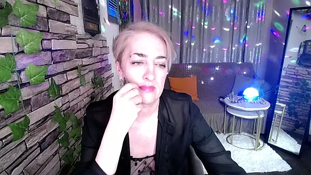 Snapshot of Hot_Girl87 chatting on 01/29/25, 07:43 Hot Girl87 online show from 01/29/25, 07:43